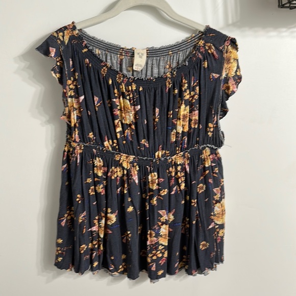 We the free top - Picture 1 of 5